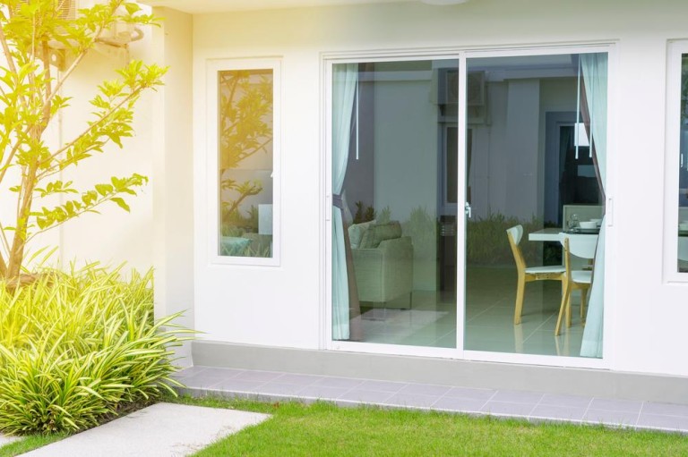 Pose de menuiserie à Pont-Hébert : conseils pour un résultat impeccable