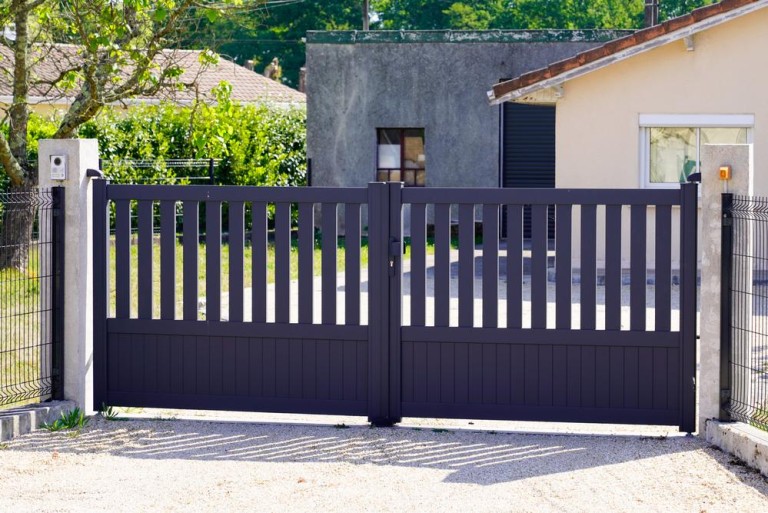 Comment choisir et faire installer votre portail à Pont-Hébert ?