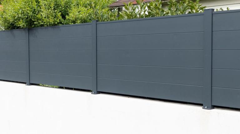 Quelle clôture choisir pour sécuriser votre jardin à Saint-Lô ?